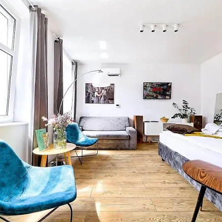Cinema Apartment *
